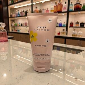 Marc Jacobs Daisy Eau So Fresh Pink Body Lotion